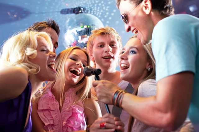 Mobile Karaoke Party mit Video-Leinwand / DJ